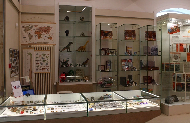 Сувенирный магазин Кузбасского государственного краеведческого магазина . 